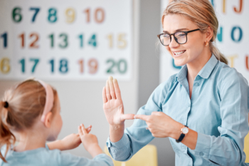 Lærer som kommuniserer med tegnspråk